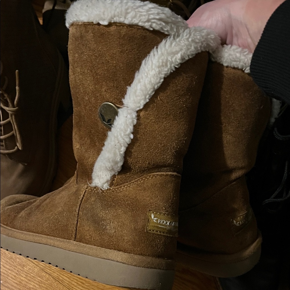 Khombu Tan Boots with Cream Fur Lining